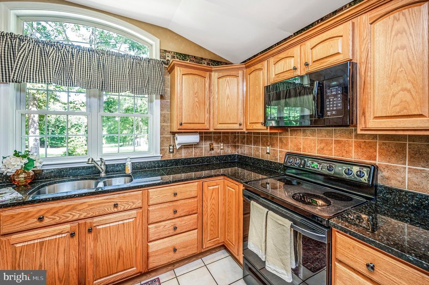 Step into the Lake of the Woods lifestyle with this inviting - photo 25