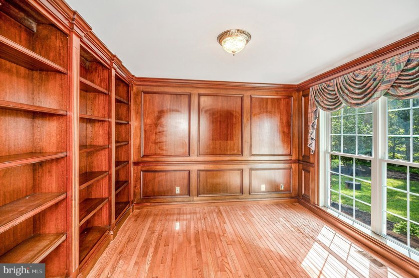 Step into the Lake of the Woods lifestyle with this inviting - photo 38