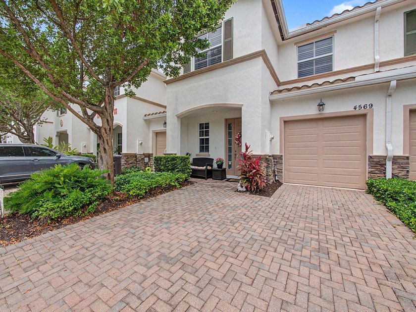 Experience elevated and tranquil waterfront living in this - photo 3