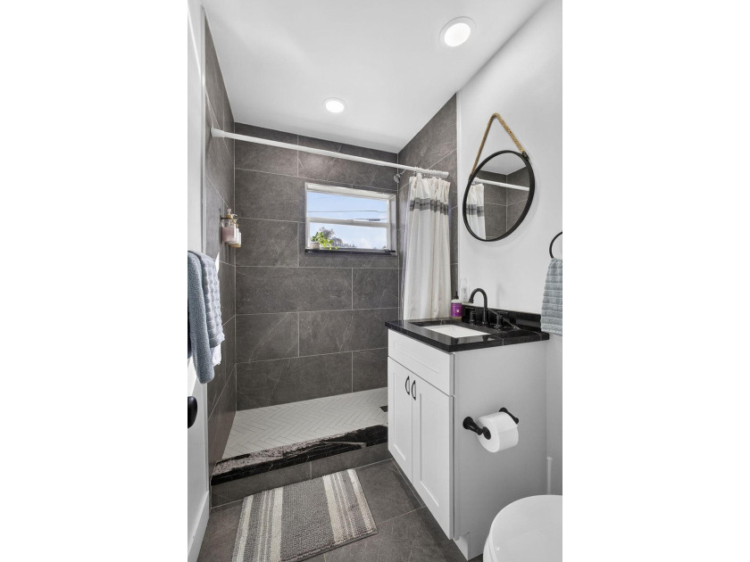 Gorgeous 3BR/2BA income-producing property in the desirable - photo 20