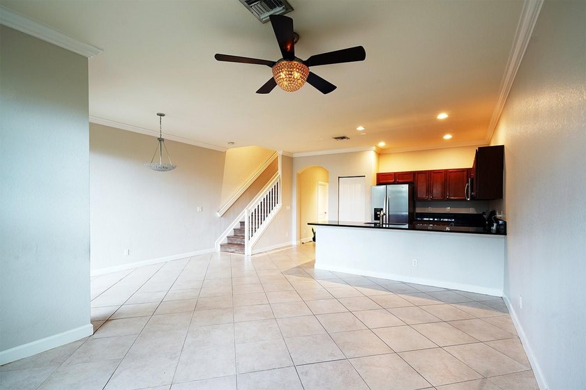 Welcome to this charming 4-bedroom, 2.5-bathroom townhouse - photo 6