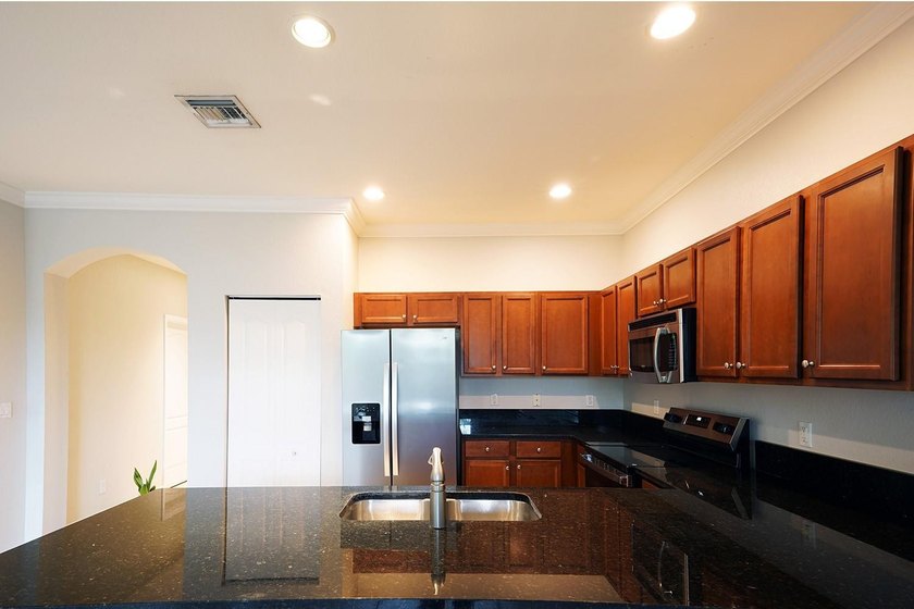 Welcome to this charming 4-bedroom, 2.5-bathroom townhouse - photo 7