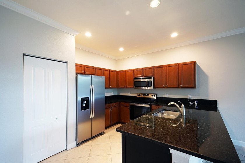 Welcome to this charming 4-bedroom, 2.5-bathroom townhouse - photo 8