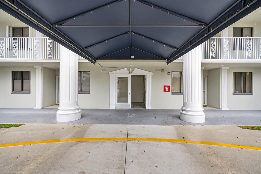 CHARMING AND SPACIOUS 2/2 PENTHOUSE UNIT WITH 2 OPEN BALCONIES - photo 2