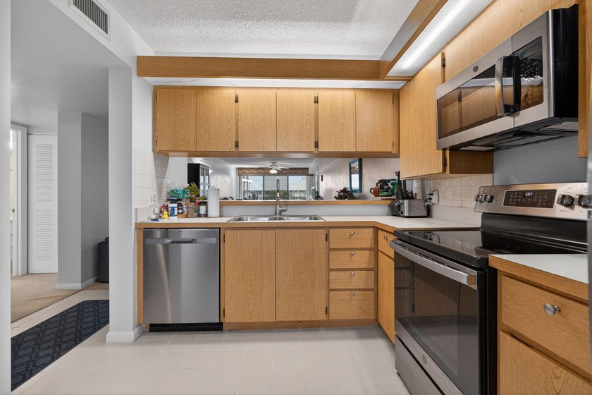 CHARMING AND SPACIOUS 2/2 PENTHOUSE UNIT WITH 2 OPEN BALCONIES - photo 4