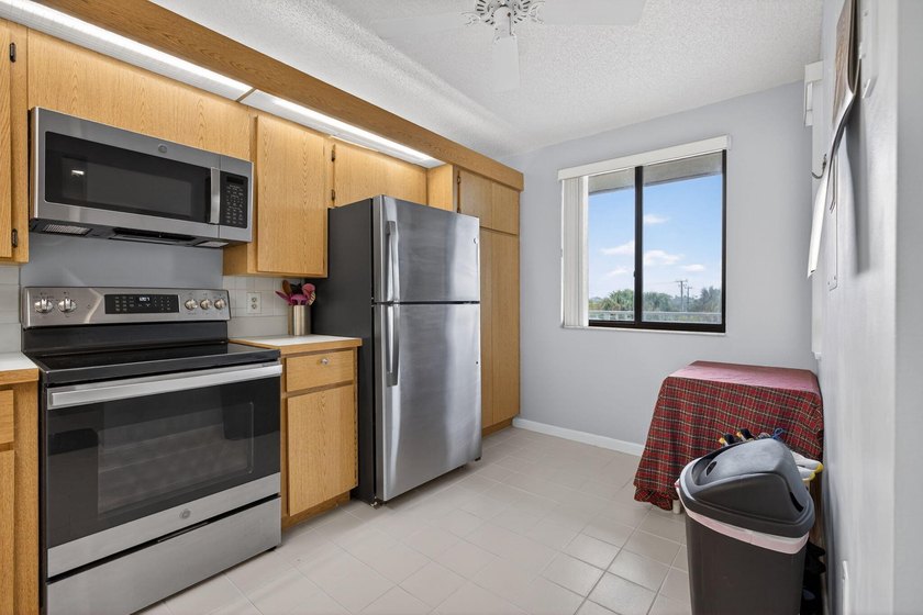 CHARMING AND SPACIOUS 2/2 PENTHOUSE UNIT WITH 2 OPEN BALCONIES - photo 5