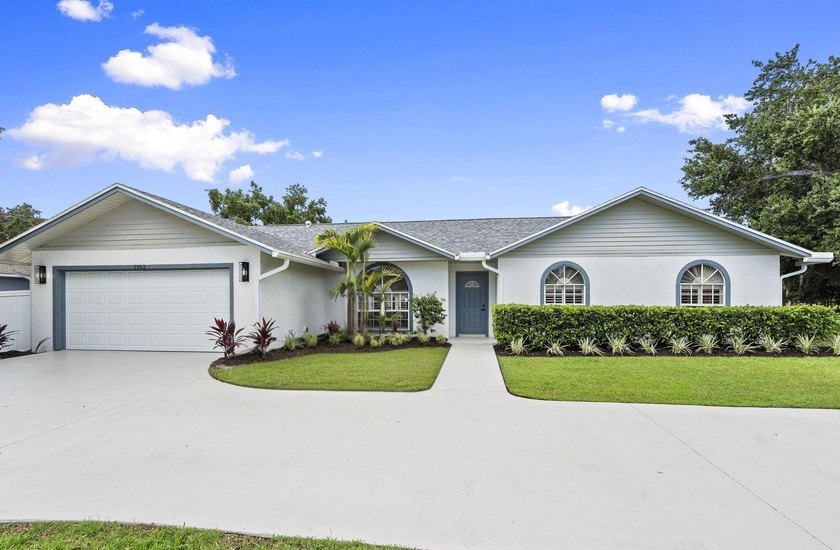 Welcome to this stunning, fully renovated 4-bedroom, 2-bath - photo 2