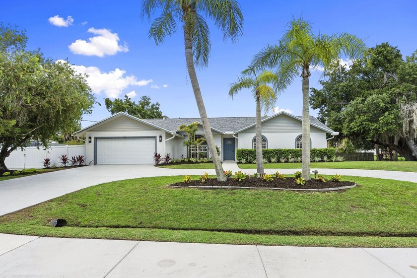 Welcome to this stunning, fully renovated 4-bedroom, 2-bath - photo 3