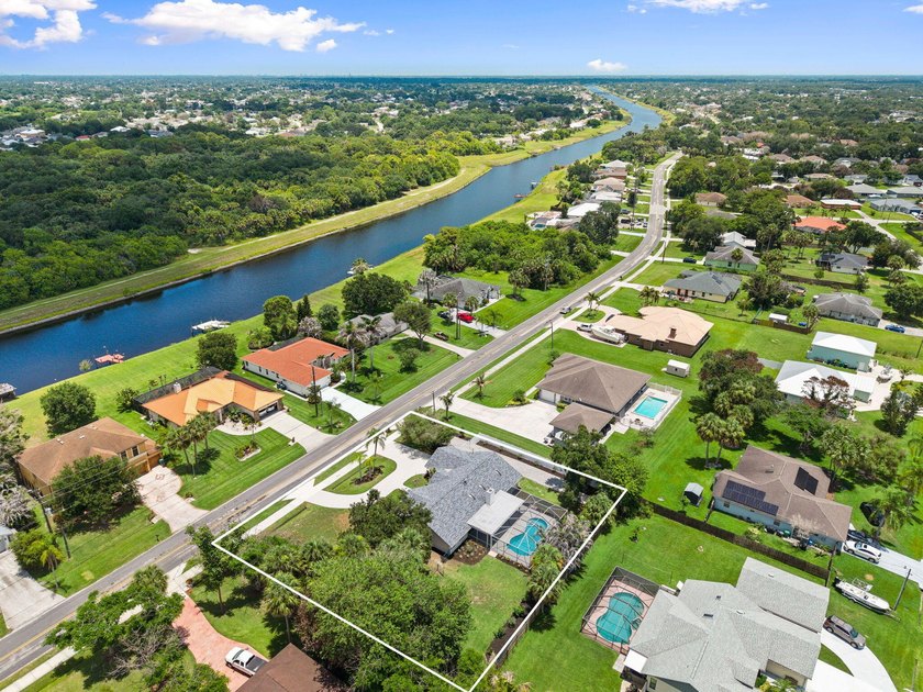 Welcome to this stunning, fully renovated 4-bedroom, 2-bath - photo 4