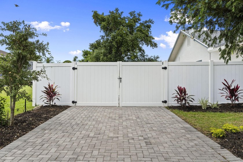Welcome to this stunning, fully renovated 4-bedroom, 2-bath - photo 10