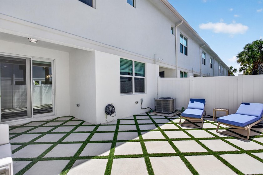 Beautifully upgraded 4BR / 2.5BA corner unit featuring an - photo 4