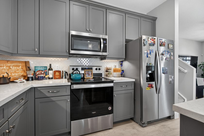 Beautifully upgraded 4BR / 2.5BA corner unit featuring an - photo 6