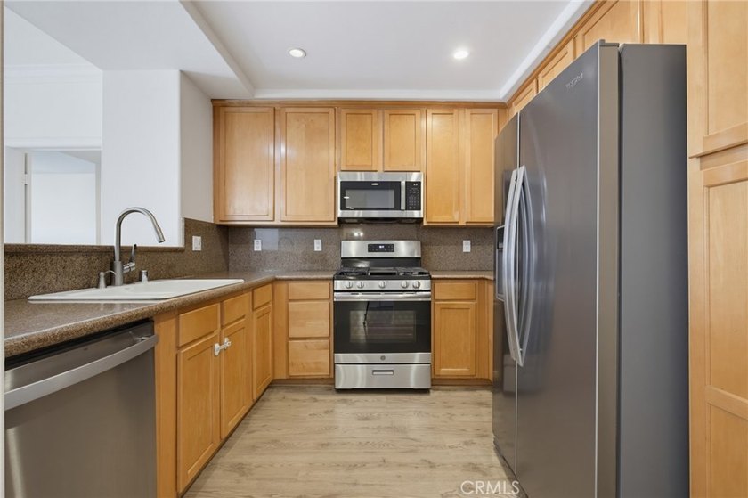 Welcome to this spacious 3-bedroom, 2.5-bath corner-unit - photo 9