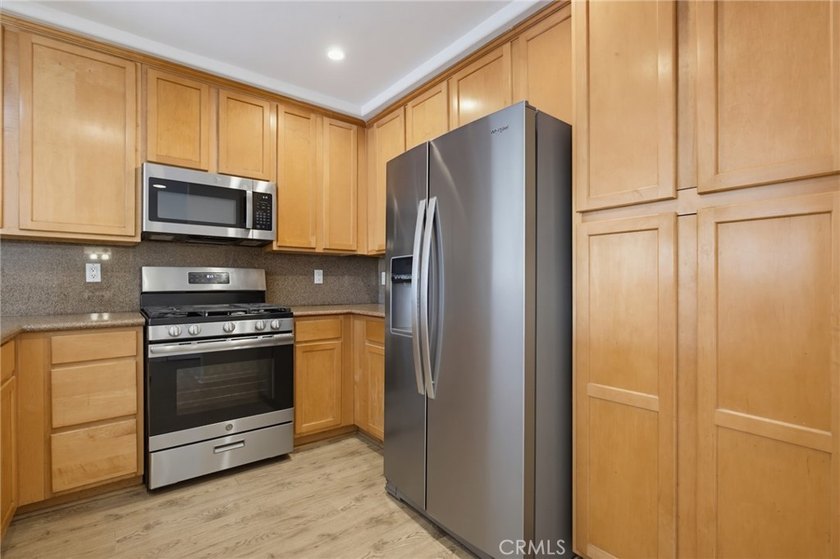 Welcome to this spacious 3-bedroom, 2.5-bath corner-unit - photo 10