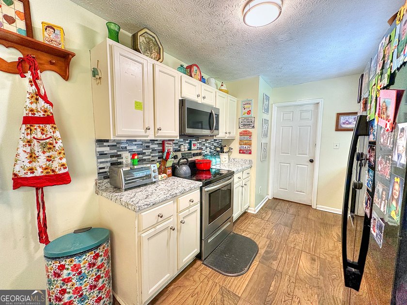 Welcome home to this charming 3-bedroom, 2-bath ranch nestled in - photo 11