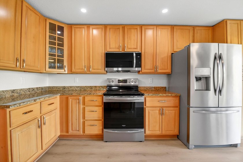 STUNNING LAKESIDE RENOVATION! 1st-floor condo offers expansive - photo 5