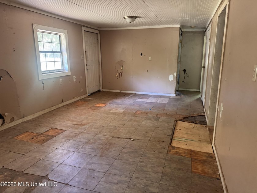 Fixer upper just north of I10 with almost half an acre of land - photo 3