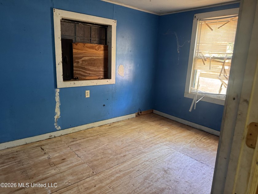 Fixer upper just north of I10 with almost half an acre of land - photo 4