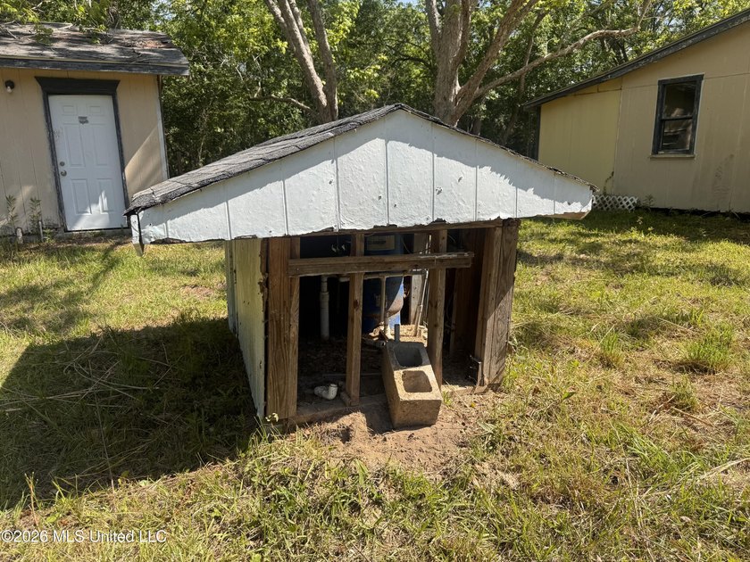 Fixer upper just north of I10 with almost half an acre of land - photo 7