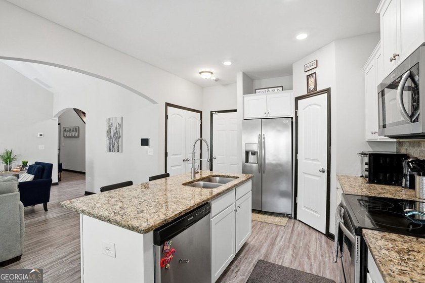 Welcome to this beautiful home located in the prestigious Mirror - photo 12