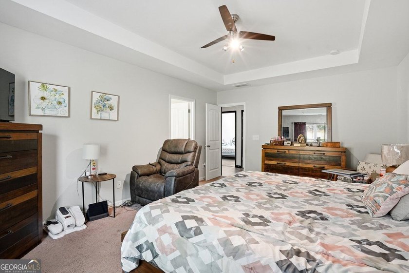 Welcome to this beautiful home located in the prestigious Mirror - photo 17