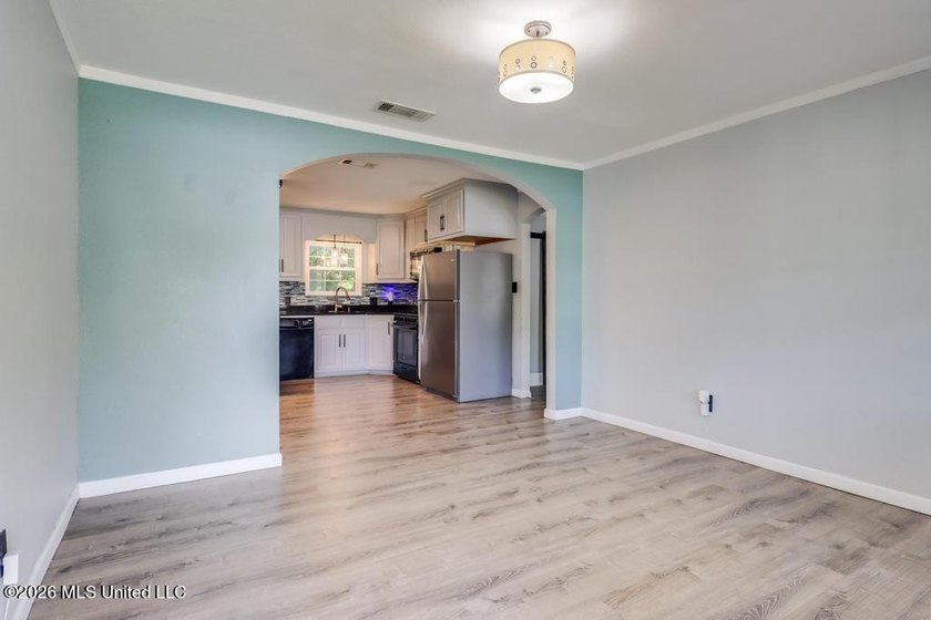 Adorable, move-in ready home featuring a fully fenced backyard - photo 3