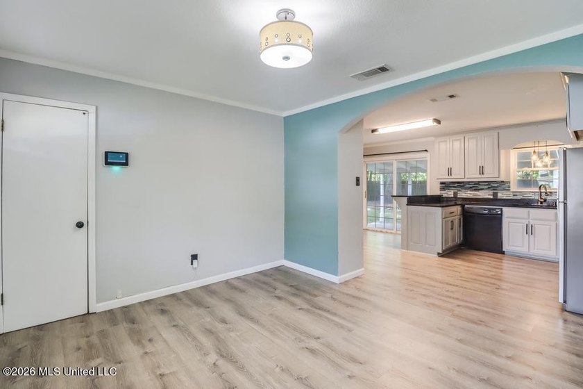 Adorable, move-in ready home featuring a fully fenced backyard - photo 4