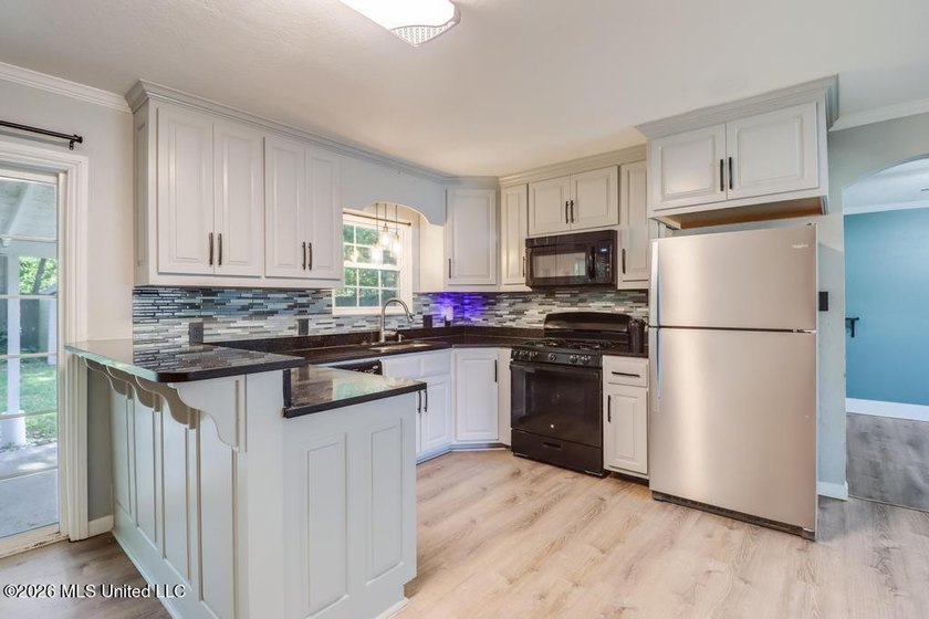 Adorable, move-in ready home featuring a fully fenced backyard - photo 5