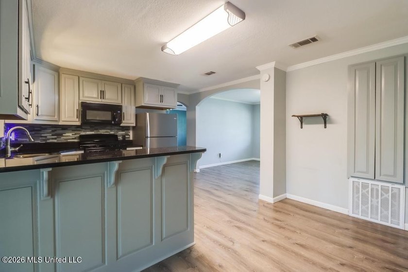 Adorable, move-in ready home featuring a fully fenced backyard - photo 6