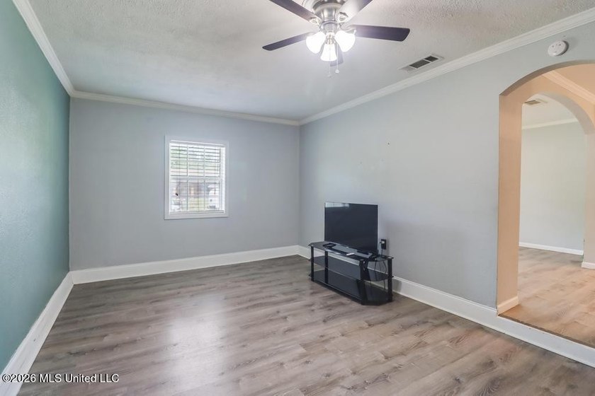 Adorable, move-in ready home featuring a fully fenced backyard - photo 9