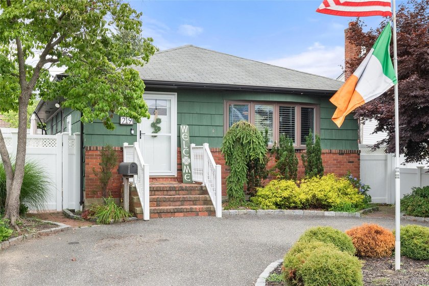Beautifully maintained 3-bedroom, 1-bath ranch offering easy - photo 18