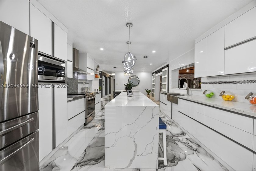 Welcome to this spacious pool home in sought-after Devon Aire! - photo 11