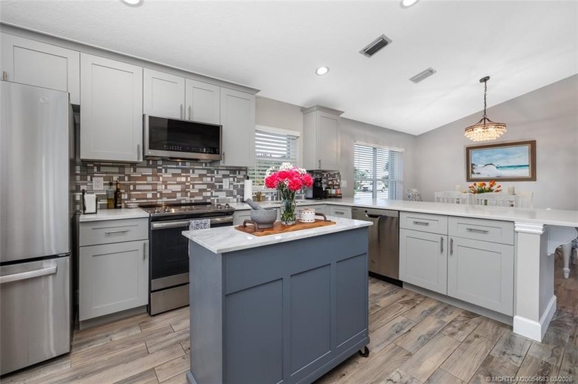 Priced to sell! Gorgeous 3-bed, 2-bath, 2-car-garage home in - photo 16