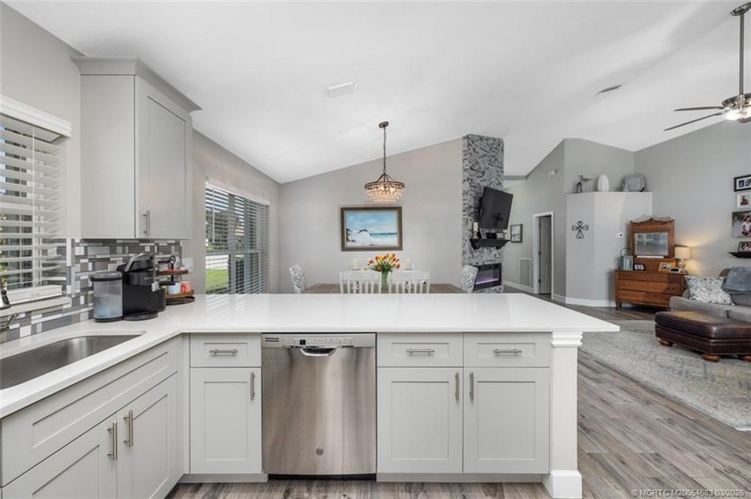 Priced to sell! Gorgeous 3-bed, 2-bath, 2-car-garage home in - photo 18