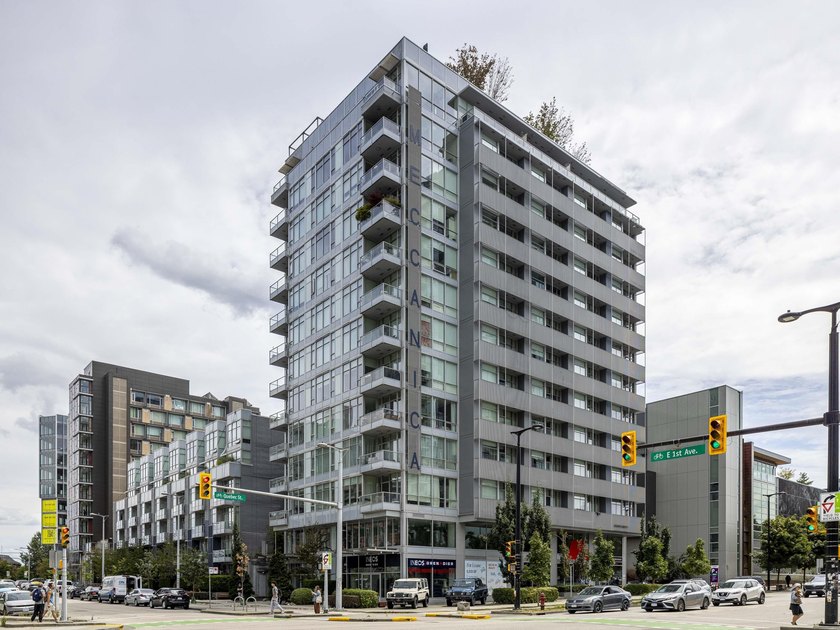 Perched on the coveted NW comer of the sub-penthouse level, this - photo 2