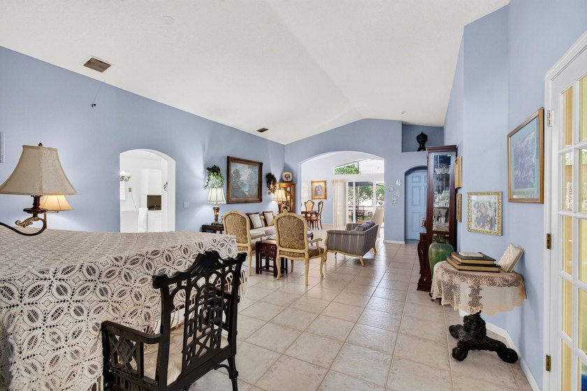 Welcome to this charming 3-bedroom, 2-bathroom single-family - photo 10