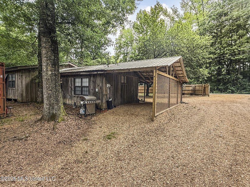 Discover your own private retreat on 23 breathtaking wooded - photo 8