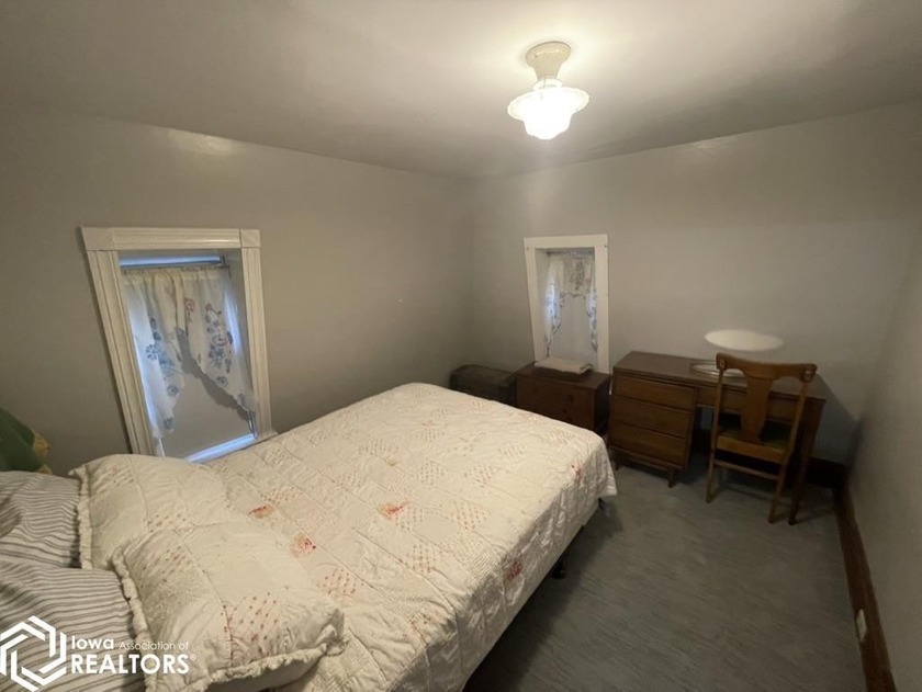 Here's a great opportunity to own this historic home with lots - photo 13