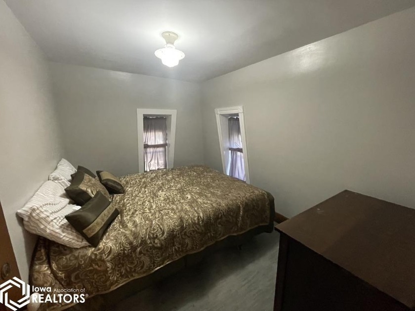 Here's a great opportunity to own this historic home with lots - photo 14