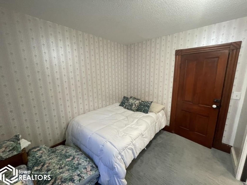 Here's a great opportunity to own this historic home with lots - photo 18