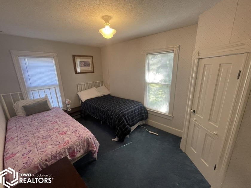 Here's a great opportunity to own this historic home with lots - photo 22