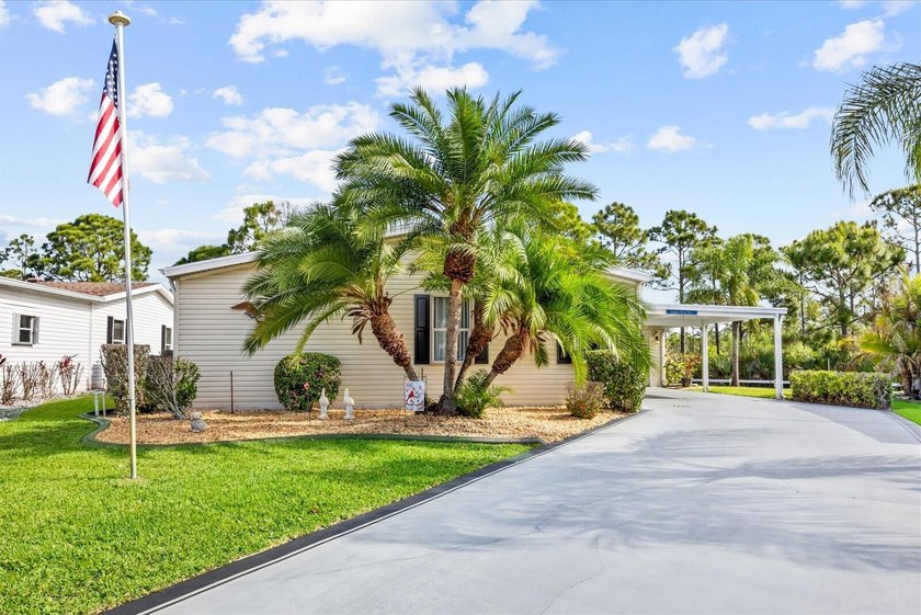 Florida living at its finest in this fully updated Presidents - photo 2