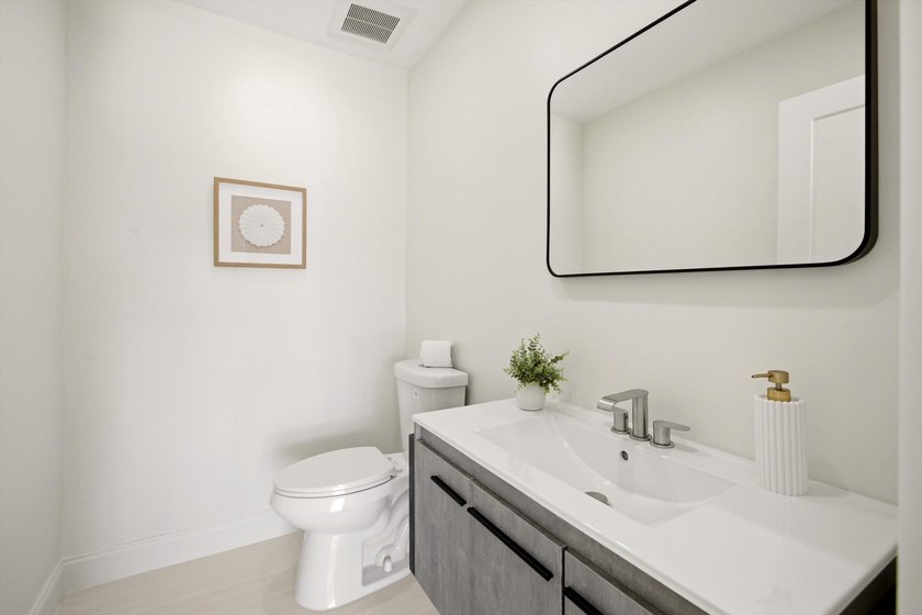 Welcome to this exceptional 4-bedroom, 3.5-bathroom - photo 2