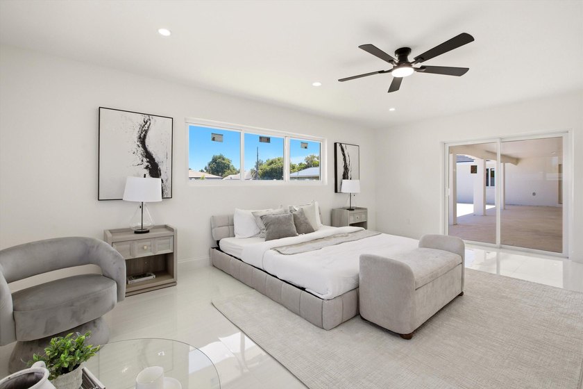 Welcome to this exceptional 4-bedroom, 3.5-bathroom - photo 5