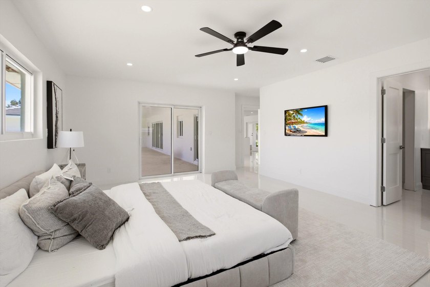 Welcome to this exceptional 4-bedroom, 3.5-bathroom - photo 6