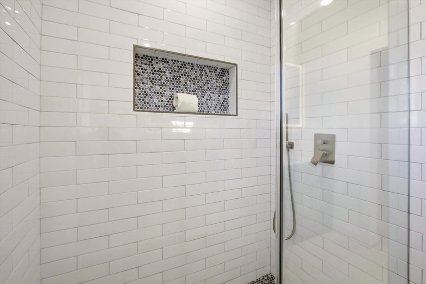 Welcome to this exceptional 4-bedroom, 3.5-bathroom - photo 8