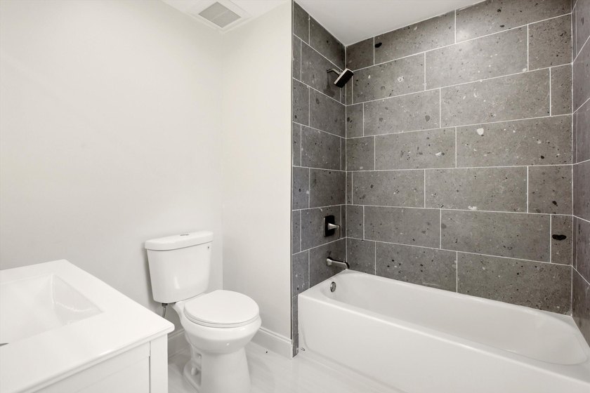 Welcome to this exceptional 4-bedroom, 3.5-bathroom - photo 10