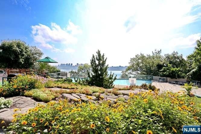 Desirable large 1 Bedroom,1 Bathroom on High Floor of Full - photo 25