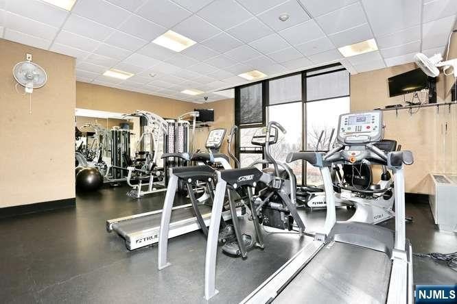 Desirable large 1 Bedroom,1 Bathroom on High Floor of Full - photo 35