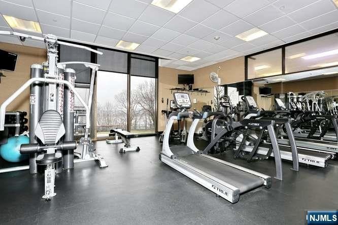 Desirable large 1 Bedroom,1 Bathroom on High Floor of Full - photo 36